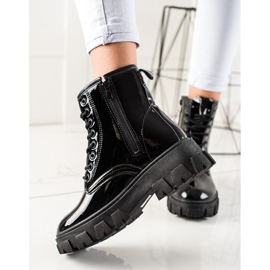 Sergio Todzi Schwarze Trapper auf der Plattform 1