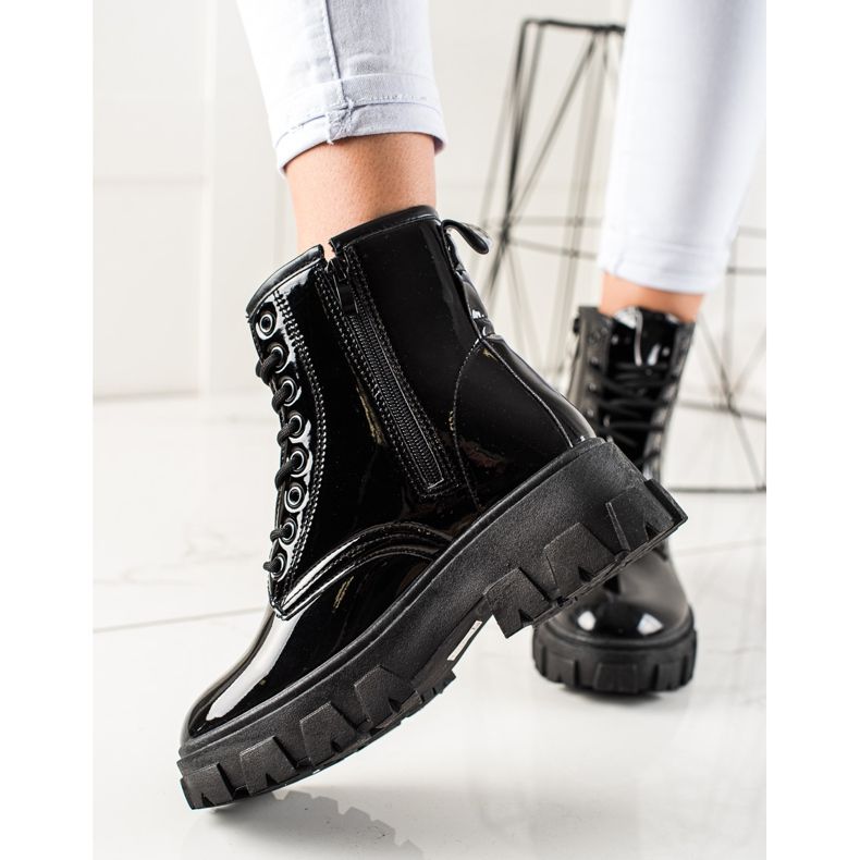 Sergio Todzi Schwarze Trapper auf der Plattform 1