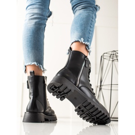 TRENDI Modische schwarze Trapper 1