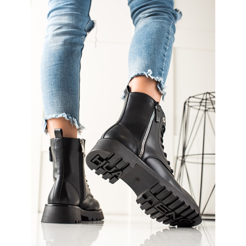 TRENDI Modische schwarze Trapper 1