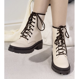 Beige isolierte Stiefel auf einer dicken Dena-Sohle 1