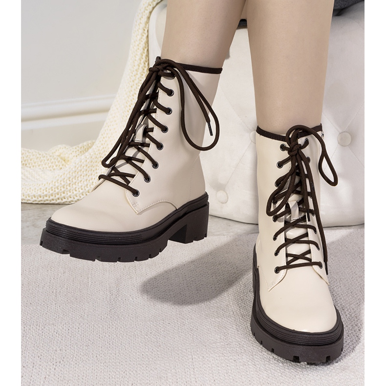 Beige isolierte Stiefel auf einer dicken Dena-Sohle 1