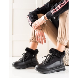 TRENDI Schwarze Schneestiefel mit Fell 1