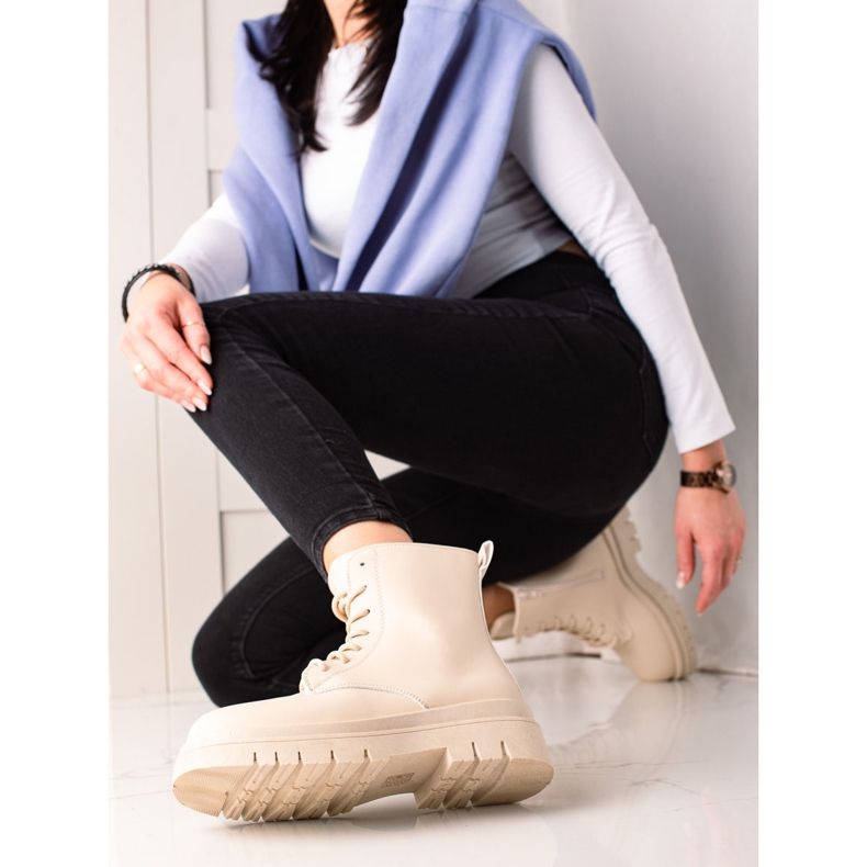 TRENDI Klassische beige Trapper auf der Plattform 1