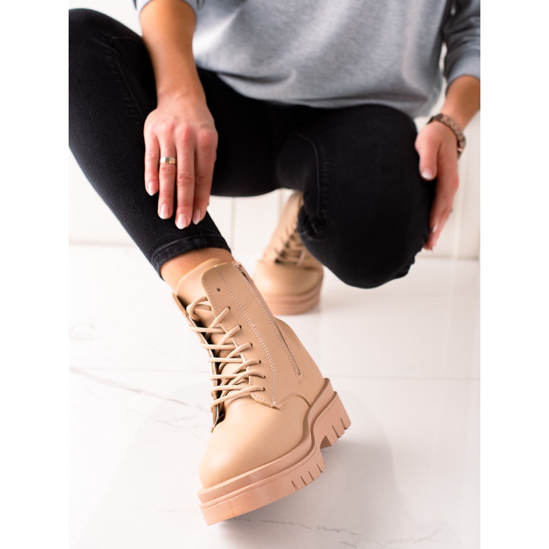 TRENDI Klassische braune Wanderschuhe auf der Plattform beige 1