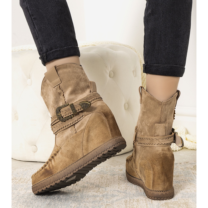 Beige isolierte Damenstiefel im Stil von Boho Hanson 1
