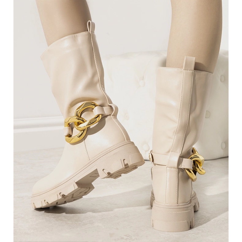 Beige isolierte Stiefel mit Harrison-Kette 1