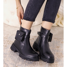 Schwarze isolierte Stiefel mit einem Millikin-Beutel 1