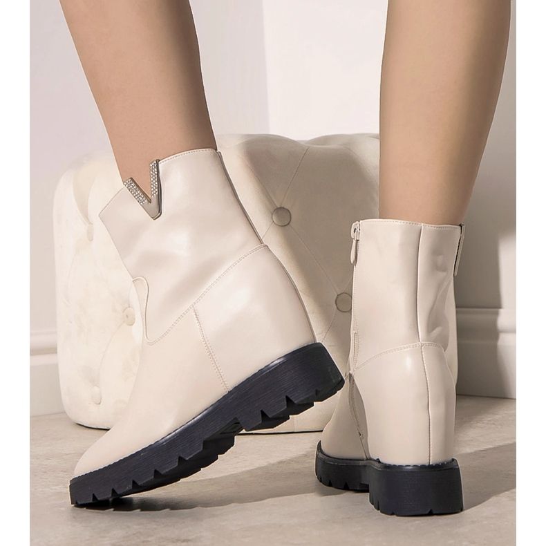 Beige Damenstiefel auf dem Goldie Wedge naturfarben 1
