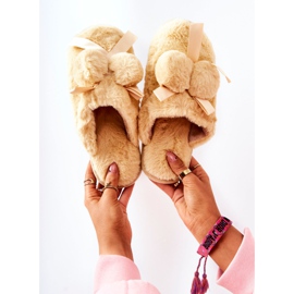 Gelbe Pamppy-Pelz-Hausschuhe mit Pompons beige naturfarben 1