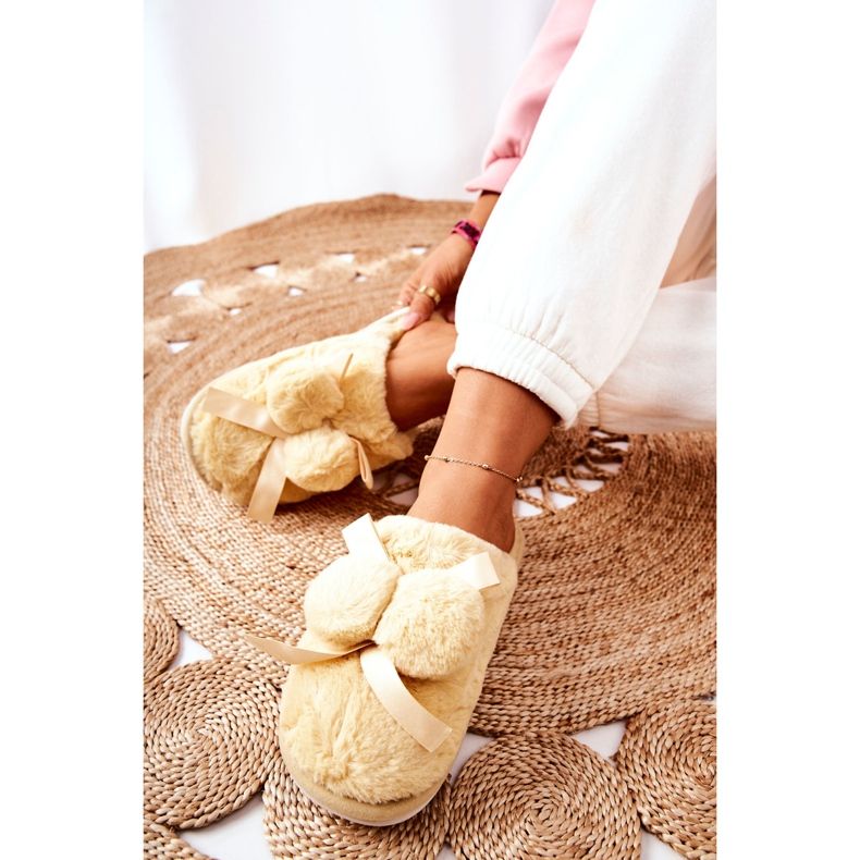 Gelbe Pamppy-Pelz-Hausschuhe mit Pompons beige ecru 2