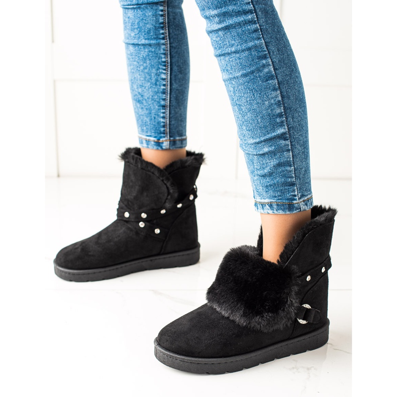 TRENDI Schwarzes Mukluki mit Zirkonen 1