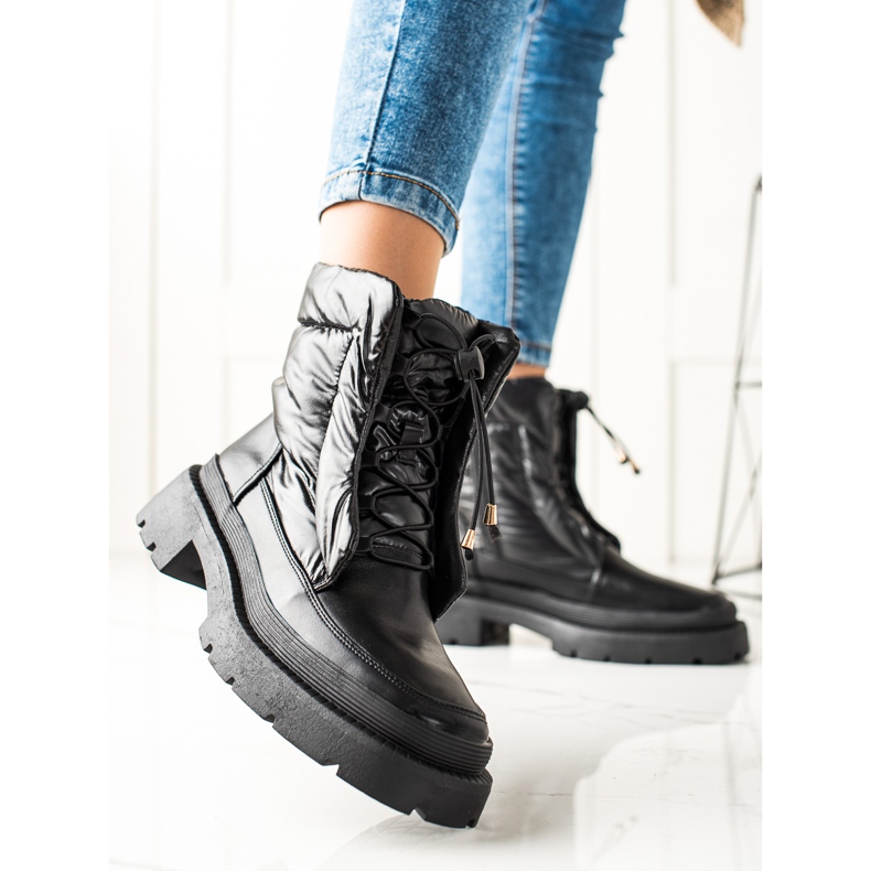 Small Swan Schwarze Schneestiefel auf der Plattform 1