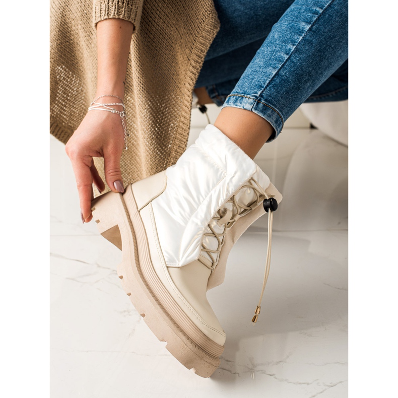 Small Swan Beige Schneestiefel auf der Plattform 1