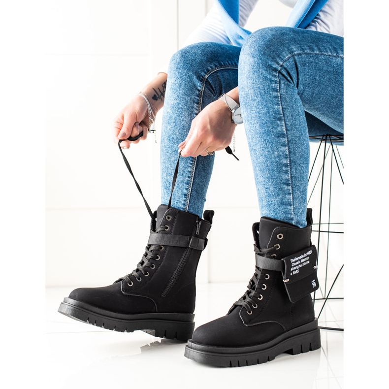 TRENDI Schwarze Fallensteller mit einer Tasche 1