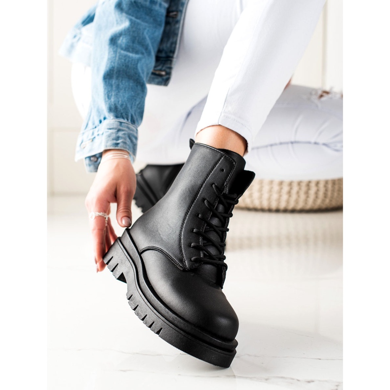 TRENDI Klassische schwarze Trapper auf der Plattform 1