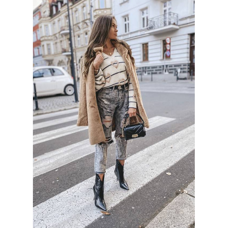 Schwarze Stiefel mit Prägung auf einem Cro-Absatz 1