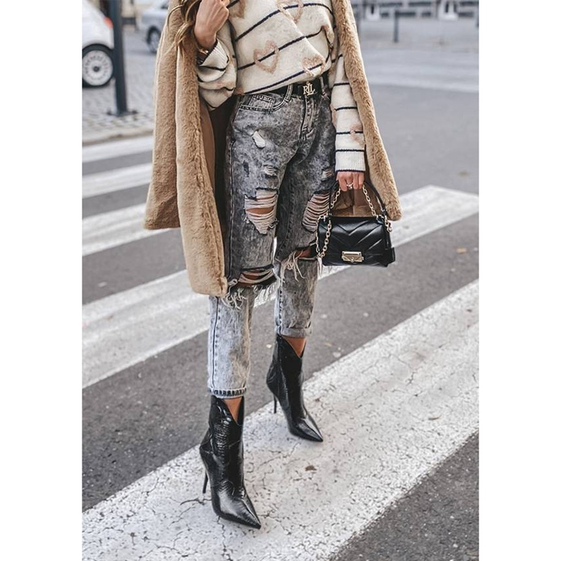 Schwarze Stiefel mit Prägung auf einem Cro-Absatz 2