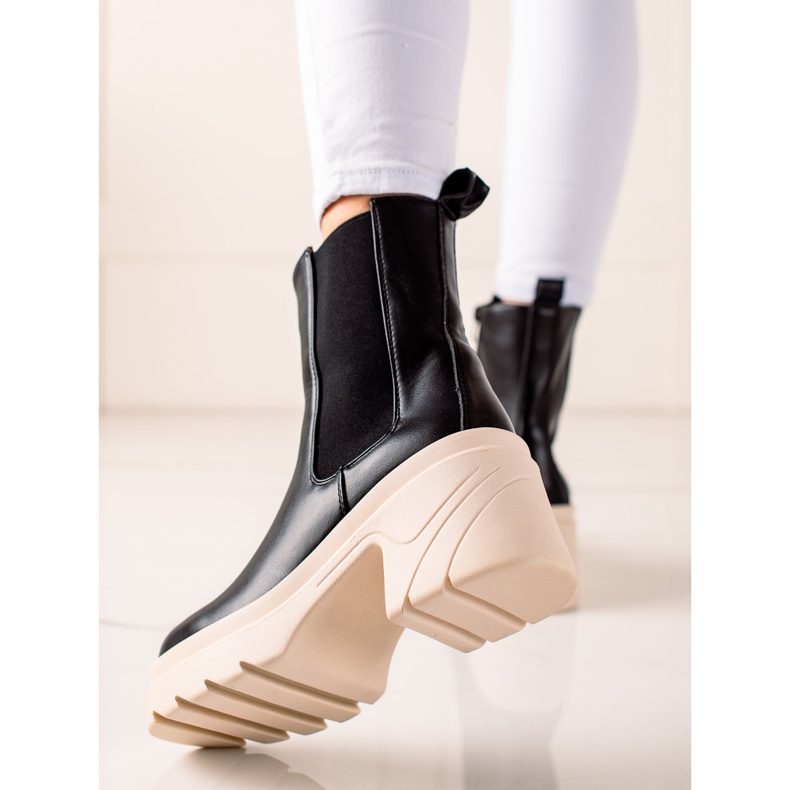 TRENDI Stiefel auf beige Plattform schwarz 1