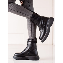 TRENDI Schwarze Taschen auf dem Bahnsteig 1