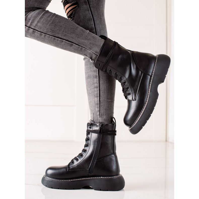 TRENDI Schwarze Taschen auf dem Bahnsteig 1