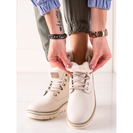 Goodin Trapper auf der Plattform beige 1