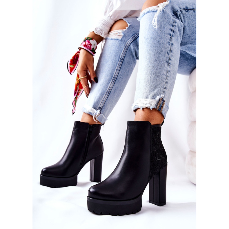 PS1 Hohe Lederstiefel auf einem schwarzen Diomice-Pfosten 2