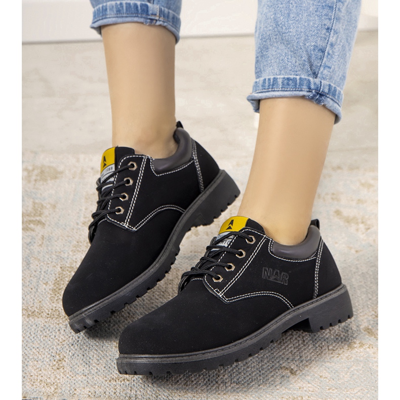 Schwarze Schuhe auf einer dicken Pelland-Sohle 2