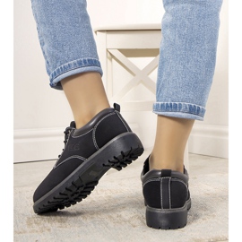 Schwarze Schuhe auf einer dicken Pelland-Sohle 1