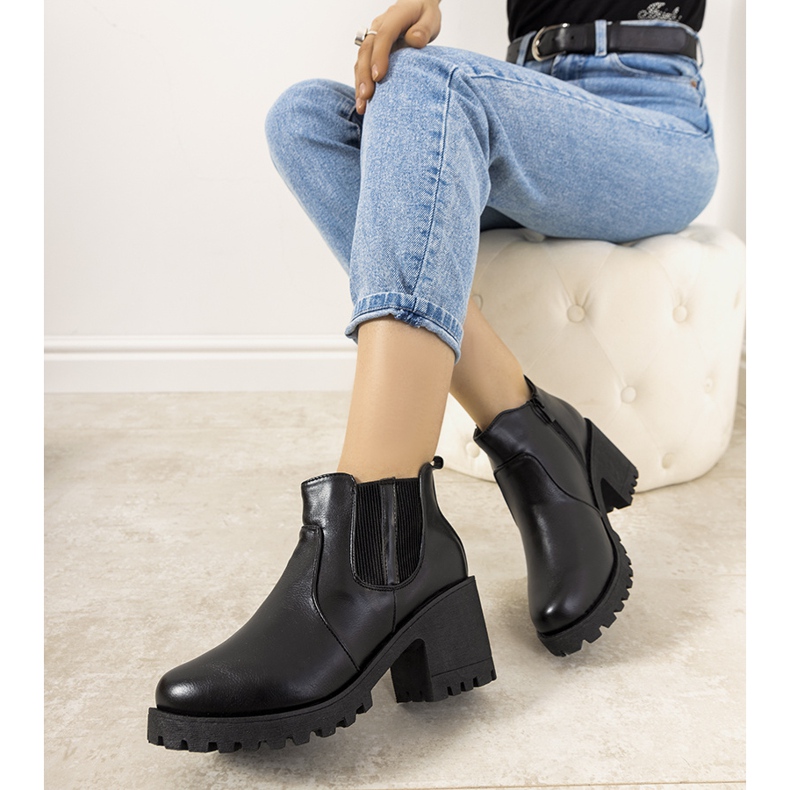 Schwarze isolierte Stiefel am Bevis-Pfosten 1