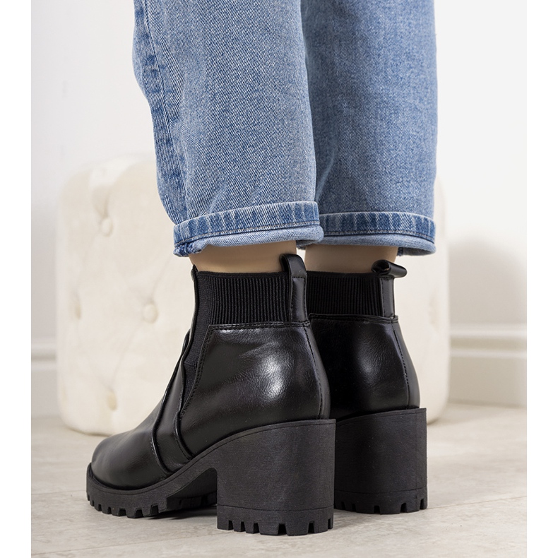 Schwarze isolierte Stiefel am Ruel-Pfosten 1