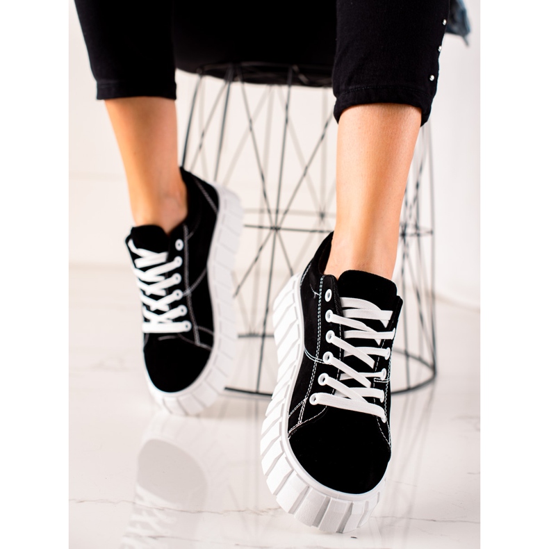 TRENDI Schwarze Turnschuhe auf der Plattform 1