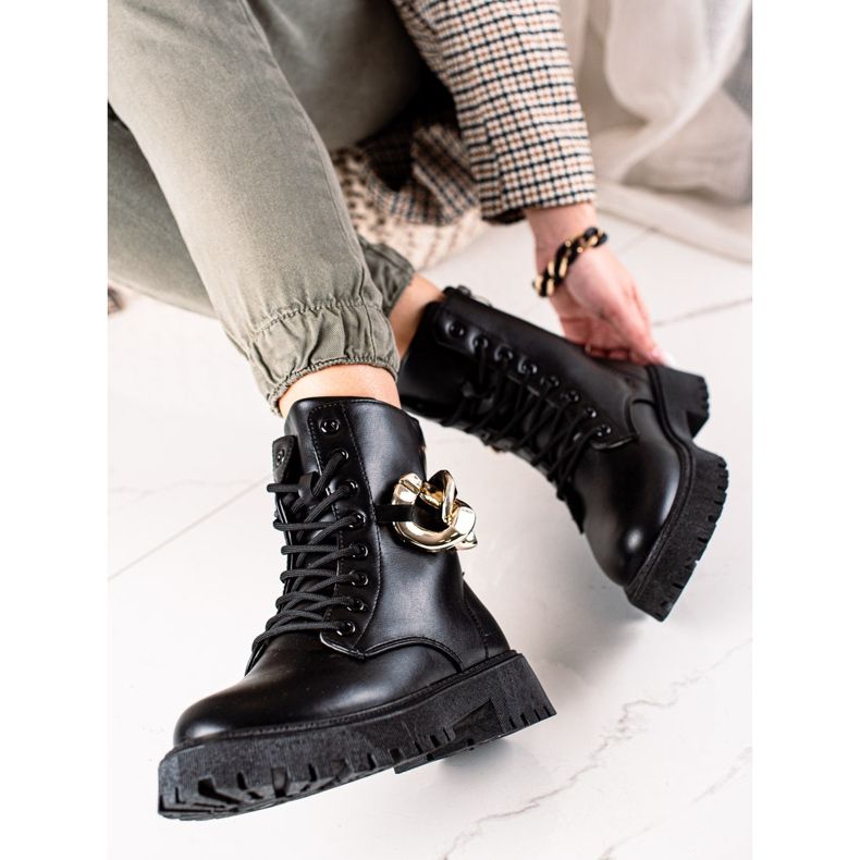 Groto Gogo Schwarze Trapper mit Ornament 1