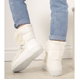 Weiße Schneestiefel mit Fell von Montmina 1