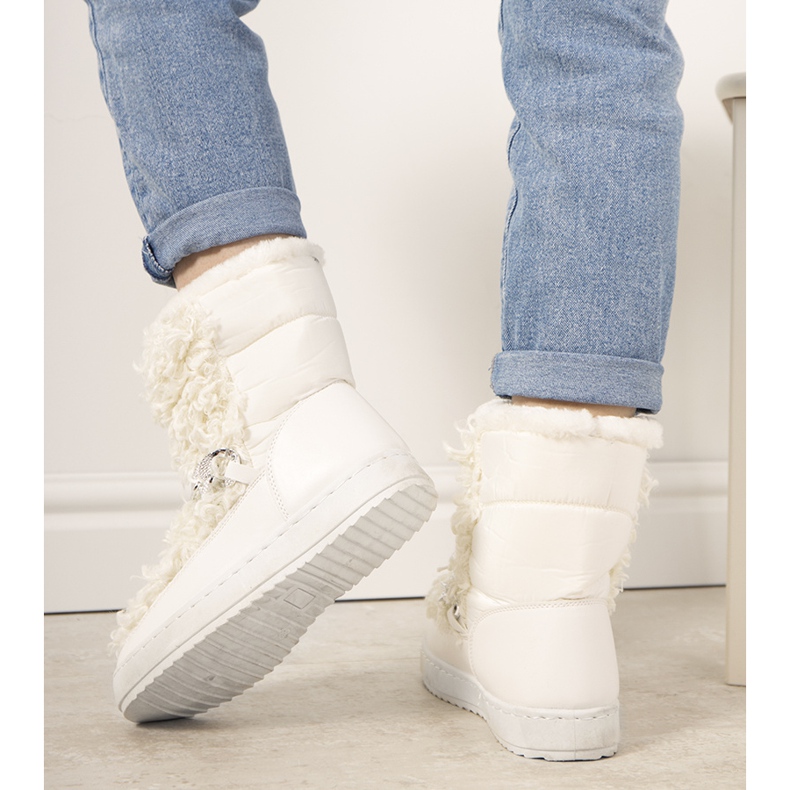 Weiße Schneestiefel mit Fell von Montmina 1