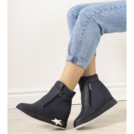 Marineblaue Damenstiefel auf dem Edmee-Keil 1