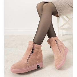 Rosa Damenstiefel auf dem Brousse Keil 1