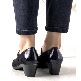 Schwarze Pumps an einer Säule mit lackierter Dessertzehe 1