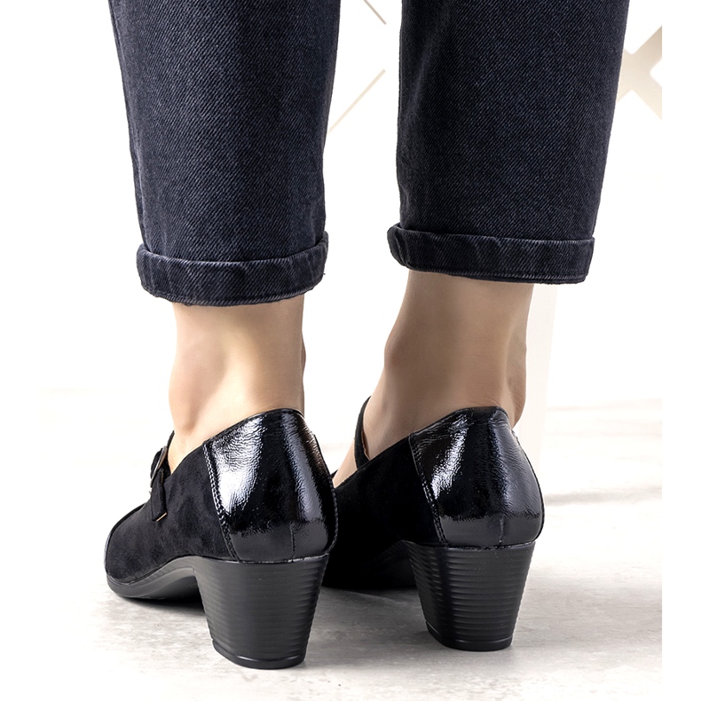 Schwarze Pumps an einer Säule mit lackierter Dessertzehe 1