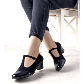 Schwarze Pumps an einer Säule mit lackierter Dessertzehe 2