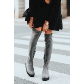 Graue flach verzierte Stiefel von Lia rosa 2