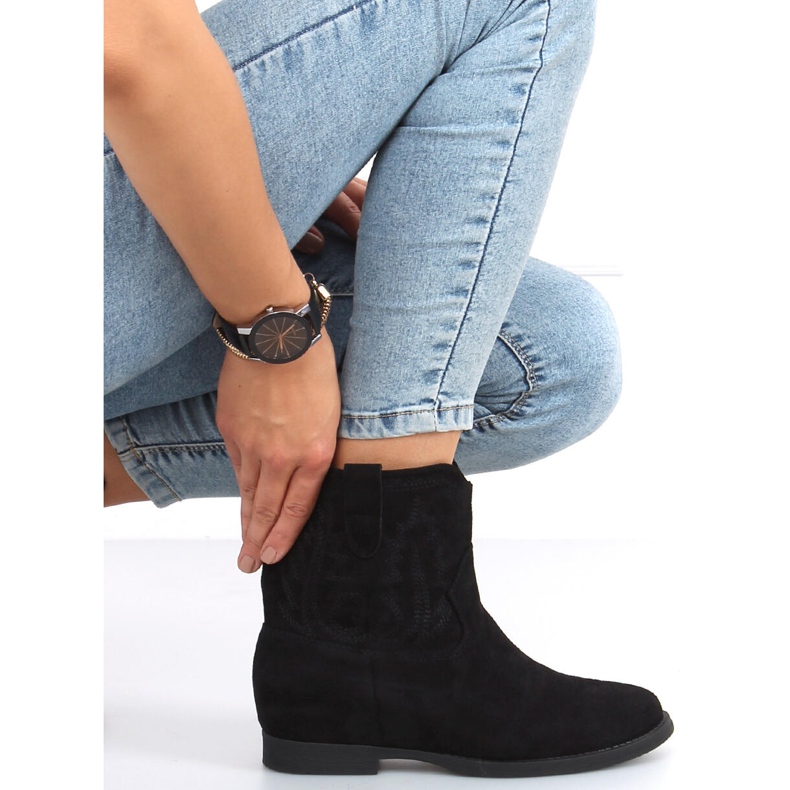Stiefel auf einem versteckten Astrid Black Wedge schwarz 1