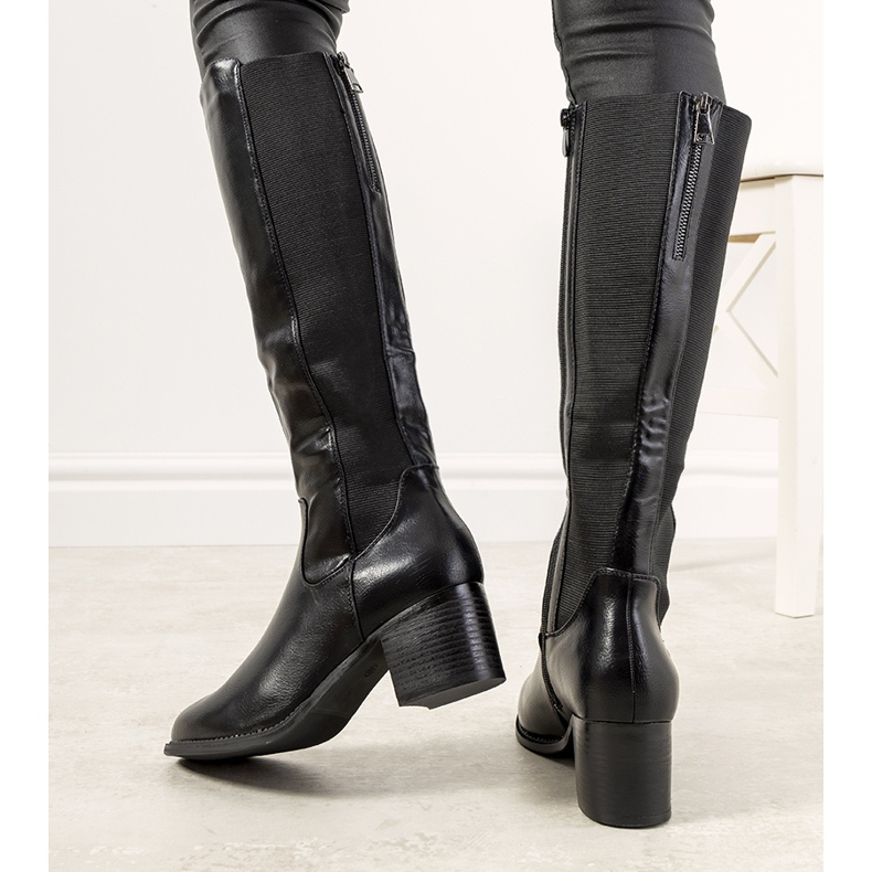 Schwarze Stiefel am isolierten Jurado-Pfosten 1