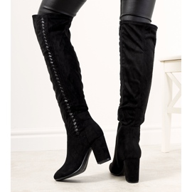 Schwarze Stiefel am isolierten Menas-Pfosten 1