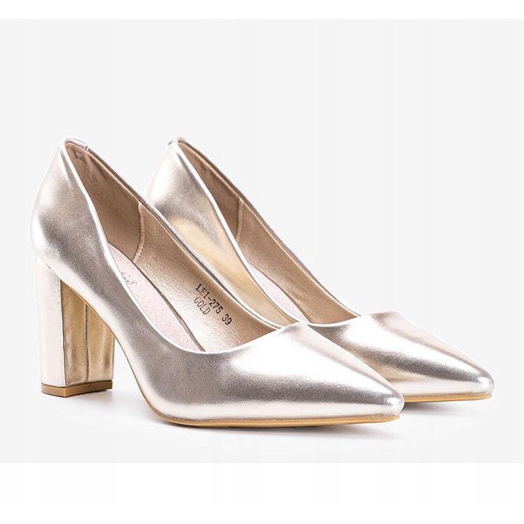 Goldene Metallic-Pumps an der Biancaa-Säule 1