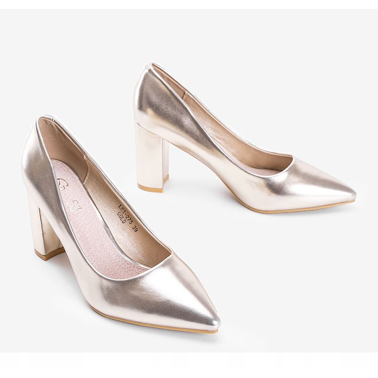Goldene Metallic-Pumps an der Biancaa-Säule 2