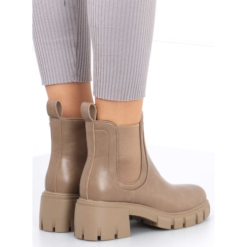 Stiefel auf einer hohen Gunno Khaki Sohle beige 2