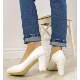 Weiße Pumps an der Unos-Säule 1