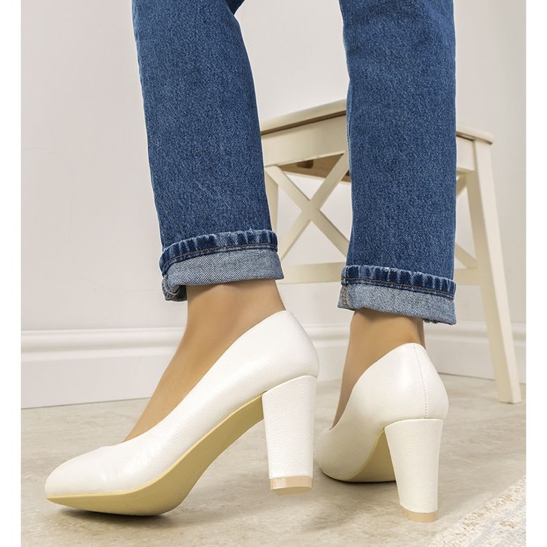 Weiße Pumps an der Unos-Säule 1