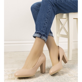 Nackte Pumps auf dem Unos-Post beige 1